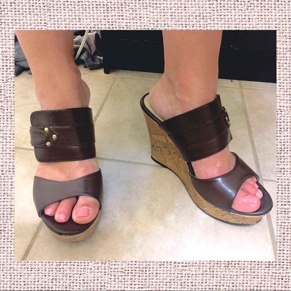 🌿{5 for $25} Liz Claiborne Buckle Wedges